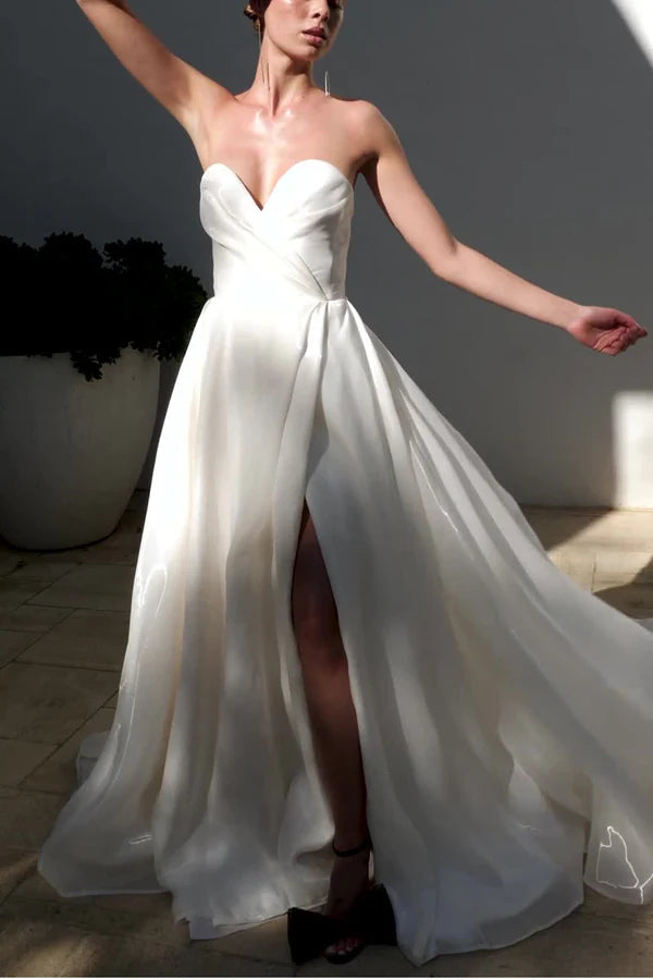 Abito da sposa in stile country con scollo a cuore e spacco alto